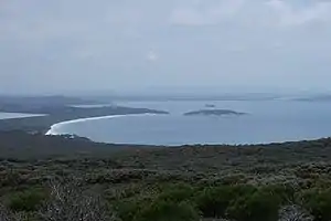 Blick über die Frenchman Bay von Süden mit Mistaken Island in der Bildmitte