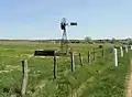 Reste des ehemaligen Lavoirs, heute windbetriebene Viehtränke