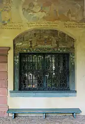 Das Fenster rechts des Eingangs
