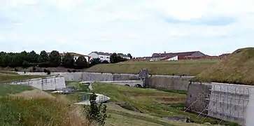 Demi-lune zur Deckung der Porte de Metz (im Nordosten), zwischen zwei Bastionen gelegen