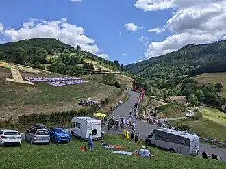 Blick auf die Straße zum Col de la Croix Montmain, oberhalb der Gemeinde Lamure-sur-Azergues