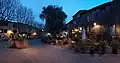 Zentraler Platz in Tourtour bei Nacht