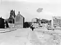 Waisenhofstraße nach der Räumung, Blick zum Knooper Weg, im Hintergrund links die Jakobikirche, Mai 1948
