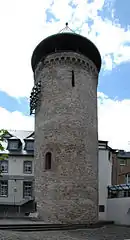 Stadtturm mit Haus der Ikonen (links)