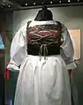 Schnürung an einer Tracht