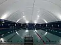 Hell-Dunkel-Kontrast: Tragluftschwimmhalle. Fotografie.