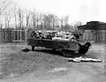 Tote Gefangene auf einem Anhänger, die vor der Ankunft der US-Truppen nicht mehr verbrannt wurden (14.&nbsp;April 1945)