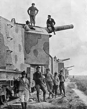 Marinekanonen „Canon de 19&nbsp;cm modèle 1870–1893“ in Rundum-Lafetten (Affût-truck tous azimuts – TAZ) von Schneider, eingebaut in einem Panzerzug