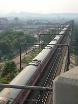Personenzug der CR auf der Zufahrtsrampe zur Jangtse-Brücke
