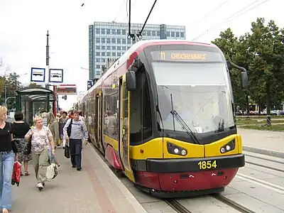 Straßenbahn-Gelenktriebwagen Pesa Swing, hier als 122Nal in Łódź