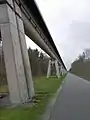 Trasse des Transrapid im Emsland mit begleitender Straße