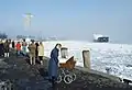 Travemünde mit vereister Trave im Februar 1986. Im Hintergrund der Lübecker Frachter Anne&nbsp;Lehmann