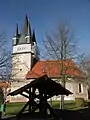 Ziehbrunnen (im Vordergrund)