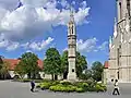 Tutzsäule mit Binderstadel im Hintergrund.