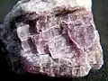 Violetter Hexagonit aus dem Zink-Bergbaugebiet Balmat-Edwards, St. Lawrence County, New York, USA (Größe: 38,1 × 38,1 mm)