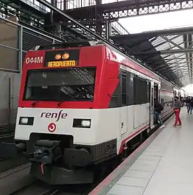 Zug der Baureihe 450 im Bahnhof Madrid-Principe Pío