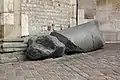 Fragment einer römischen Granitsäule vor dem Dom