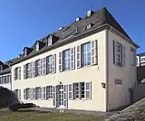 Domherrenkurie „Strohdach“