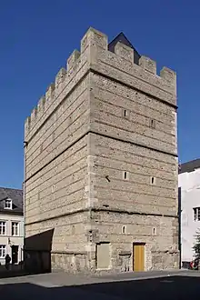 Bild entzerrt mit digitaler Bildbearbeitung ShiftN Der Turm wirkt oben breiter als unten.