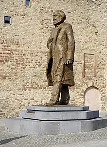 Karl-Marx-Statue auf dem Simeonstiftplatz