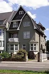 Katharinenufer 6: aufwändige Reihenvilla im Landhausstil, 1911/12, Architekt C. Kokke, straßenseitige Einfriedung und Gartenlaube bauzeitlich