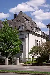 Katharinenufer 8: Halbvilla, blockhafter Walmdachbau, Reformarchitektur, 1911, Architekt F. J. Kuhn