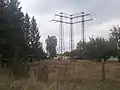 Gewinkelter Portalmast mit drei Standbeinen, um zwei Stromkreise zu vereinen.