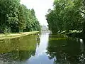 Hauptkanal im Schlosspark, das Schloss im Hintergrund