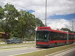 Der Oberleitungsbus Mérida, Venezuela verkehrt im Linksverkehr auf einer abgetrennten Sondertrasse in der Mitte einer Straße mit Rechtsverkehr