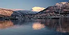 Der Tromsdalstinden ist über dem Tromsdalen leicht zu entdecken