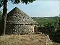 Trullo mit Bogen über dem Eingang