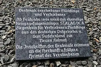 Gedenktafel für die verstorbenen Flüchtlinge auf dem ehemaligen Friedhof des Stalag IX A Ziegenhain und heutigen Gemeindefriedhof