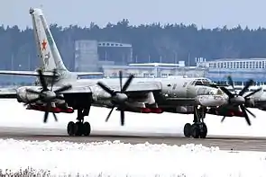 Ch-101-Marschflugkörper (rot) unter den Tragflächen einer Tu-95MSM