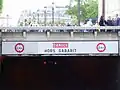 Die unfallträchtige Einfahrt zum Tunnel: 2 Spuren mit 2,40&nbsp;m Höhenlimit, „Danger hors gabarit“ (dt. Gefahr für Übergröße), 2012
