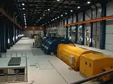 Moderner Turbo­generator (gelbe zylindrische Einheit in der Mitte); 800&nbsp;MW; Maschinenhaus Kraftwerk Schwarze Pumpe