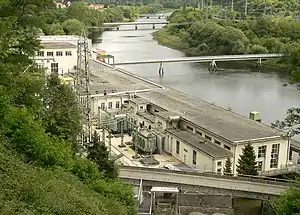Turbinenhalle von Waldeck I mit Freiluftschaltanlage (rechts oben) am gegenüberliegenden Ufer der Eder