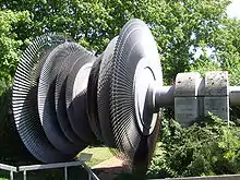 Ausgediente zweiflutige Dampfturbine vor dem Besucherzentrum des Kernkraftwerks Gundremmingen