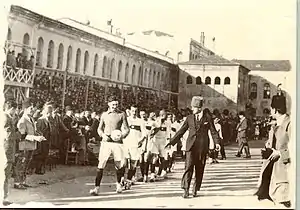 Das Taksim-Stadion am 26. Oktober 1923 während des ersten Spiels der türkischen Fußball-Nationalmannschaft. Der Gegner war Rumänien.