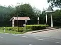 Glockenturm mit Bushaltestelle an der Nordstraße