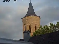 Der mächtige Kirchturm über den Dächern der Waiblinger Altstadt