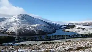 Glencorse Reservoir mit Turnhouse Hill