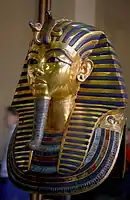 Die Totenmaske von Pharao Tutanchamun (14.&nbsp;Jh. v.&nbsp;Chr.) zeigt einen kunstvoll geflochtenen Bart.