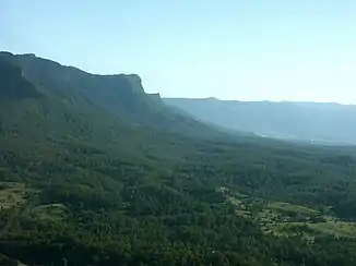 Das obere Tweed Valley mit Blick nach Norden, mit der Caldera und The Pinnacle