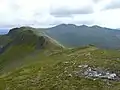 Blick vom Vorgipfel Mullach Sithidh zum Mullach na Dheiragain, im Hintergrund der Sgùrr nan Ceathreamhnan