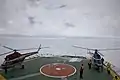 Zwei BHS des Typs Mil Mi-2 auf dem Landedeck eines Eisbrechers