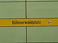 Stationsname an den Hintergleiswänden