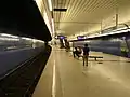 Bahnsteigebene 2018 mit dem Kunstwerk aus Blech rechts