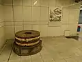 Mühlstein mit Gedenktafel im Verteilergeschoss