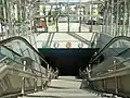 Abgang von der Oberfläche zur Bahnsteigebene