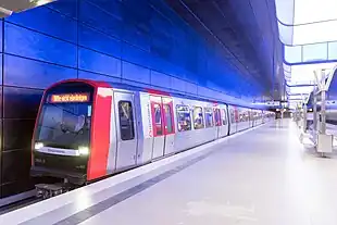 Sechsteilige Doppeltraktion aus Fahrzeugen der Baureihe DT5der U-Bahn Hamburg